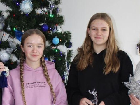 Delegacja uczniów z Kluszkowiec ubrała choinkę w Urzędzie Gminy Czorsztyn