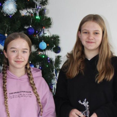 Delegacja uczniów z Kluszkowiec ubrała choinkę w Urzędzie Gminy Czorsztyn