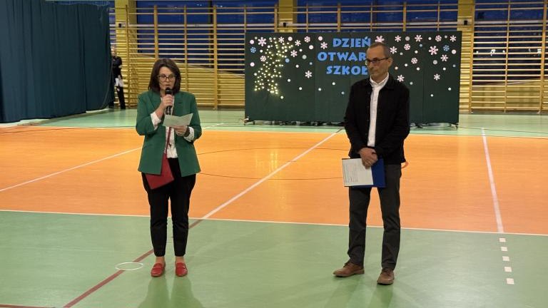 Występy artystyczne podczas Kiermaszu Świateczego (4).jpeg