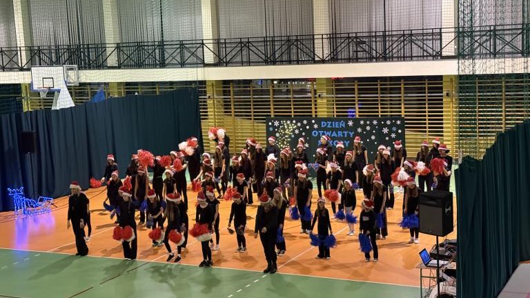 Występy artystyczne podczas Kiermaszu Świateczego (5).jpeg