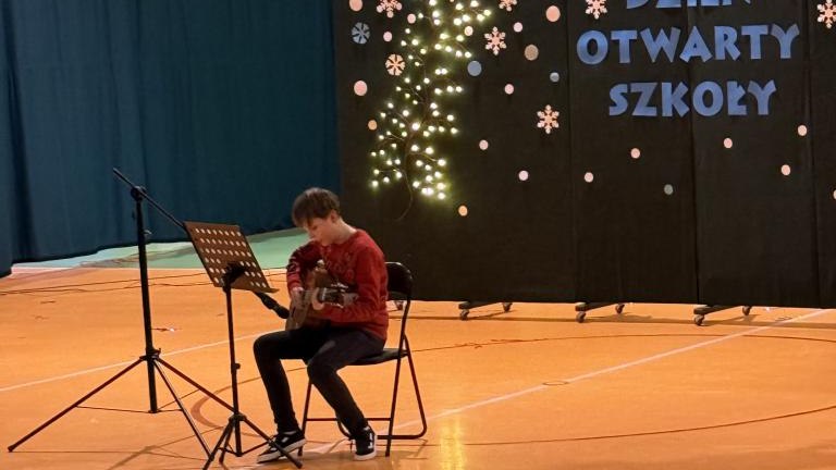 Występy artystyczne podczas Kiermaszu Świateczego (6).jpeg