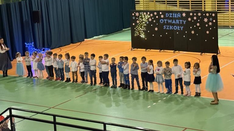 Występy artystyczne podczas Kiermaszu Świateczego (7).jpeg