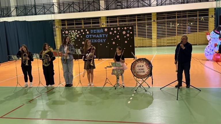 Występy artystyczne podczas Kiermaszu Świateczego (8).jpeg