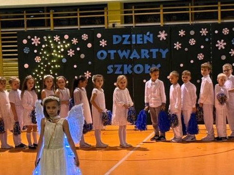 Kiermasz Świąteczny w Szkole Podstawowej w Maniowach