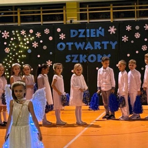 Kiermasz Świąteczny w Szkole Podstawowej w Maniowach