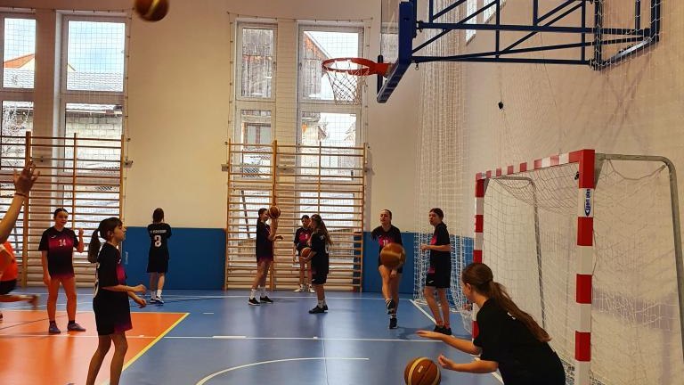 Igrzyska Dzieci – Rywalizacja Ośrodka Pieniny w Piłce Koszykowej – zwycięstwo dziewcząt z Maniów (2).jpg
