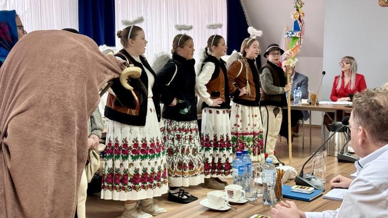 Mali Maniowianie z kolędą na Sesji Rady Gminy Czorsztyn (5).jpeg