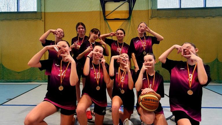 Dziewczęta z Maniów w czołówce powiatu nowotarskiego w minikoszykówce (1).jpg