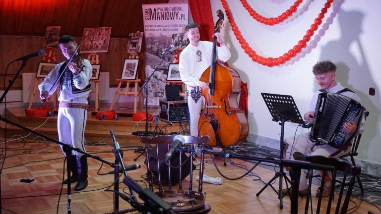 Kontrasty muzyki ludowej w Domu Kultury w Maniowach (1).jpg