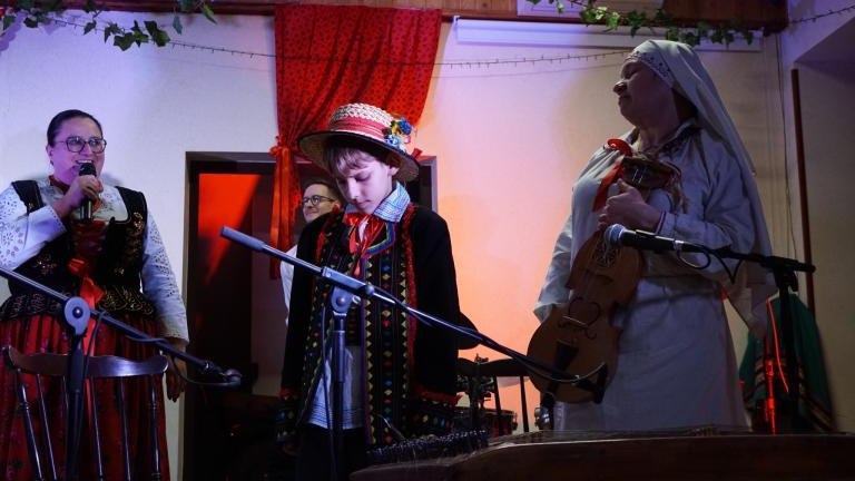 Kontrasty muzyki ludowej w Domu Kultury w Maniowach (2).jpg