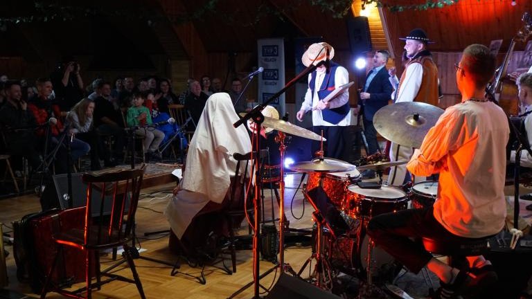 Kontrasty muzyki ludowej w Domu Kultury w Maniowach (25).jpg