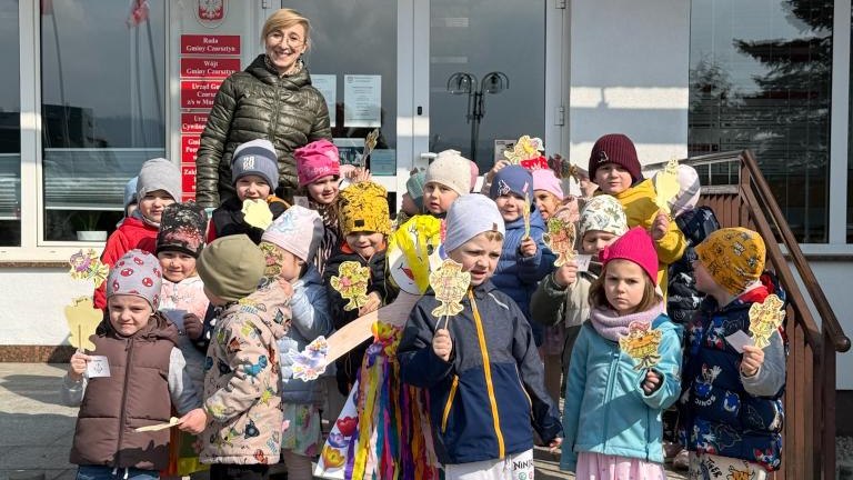 Przedszkolaki z Maniow powitały wiosnę – radosny korowód dotarł pod Urząd Gminy (3).jpg