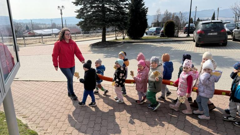 Przedszkolaki z Maniow powitały wiosnę – radosny korowód dotarł pod Urząd Gminy (5).jpg