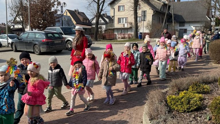Przedszkolaki z Maniow powitały wiosnę – radosny korowód dotarł pod Urząd Gminy (6).jpg