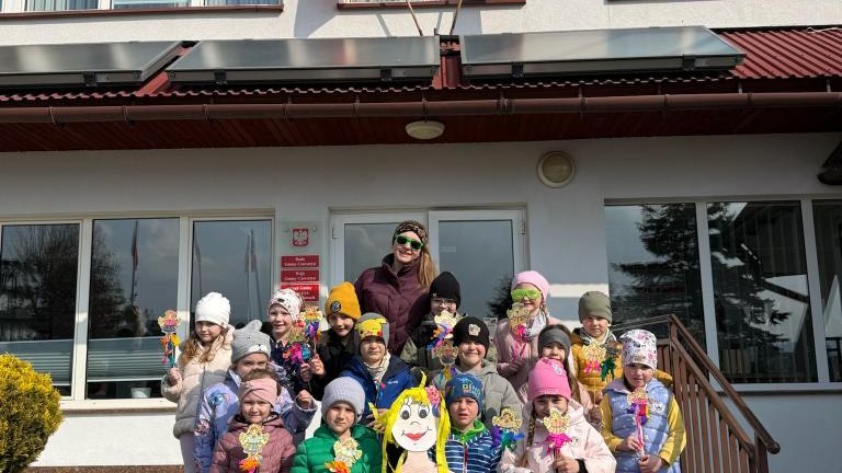 Przedszkolaki z Maniow powitały wiosnę – radosny korowód dotarł pod Urząd Gminy (8).jpg