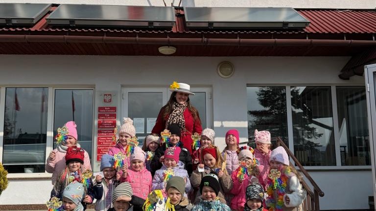 Przedszkolaki z Maniow powitały wiosnę – radosny korowód dotarł pod Urząd Gminy (9).jpg