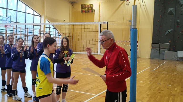 II miejsce w  powiecie  dziewczyn  ze  Szkoły  Podstawowej    w Sromowcach Niżnych w Igrzyskach  Młodzieży  szkolnej w siatkówce (1).jpg