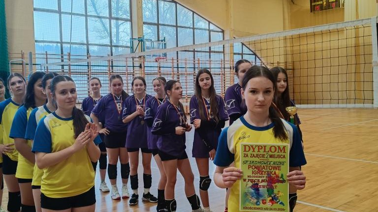 II miejsce w  powiecie  dziewczyn  ze  Szkoły  Podstawowej    w Sromowcach Niżnych w Igrzyskach  Młodzieży  szkolnej w siatkówce (2).jpg