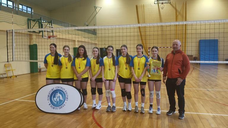 II miejsce w  powiecie  dziewczyn  ze  Szkoły  Podstawowej    w Sromowcach Niżnych w Igrzyskach  Młodzieży  szkolnej w siatkówce (4).jpg