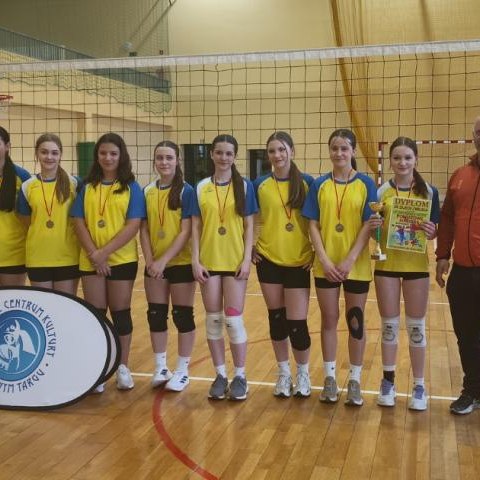 II miejsce w  powiecie  dziewczyn  ze  Szkoły  Podstawowej    w Sromowcach Niżnych w Igrzyskach  Młodzieży  szkolnej w siatkówce