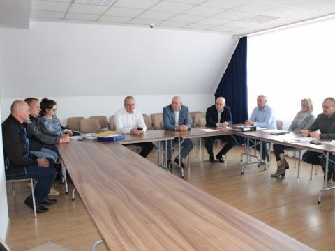 Spotkanie z wykonawcą w sprawie budowy Sali gimnastycznej w miejscowości Sromowce Wyżne