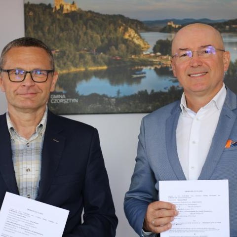 Podpisanie umów z wykonawcą na utwardzenie poboczy dróg gminnych