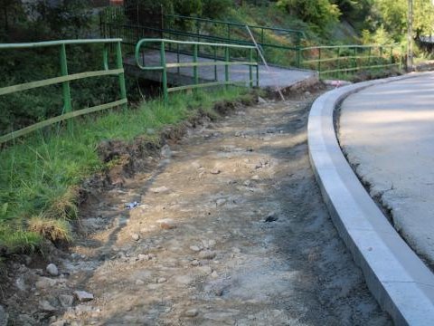 Rozpoczęły się prace związane z utwardzeniem pobocza drogi gminnej w miejscowości Mizerna