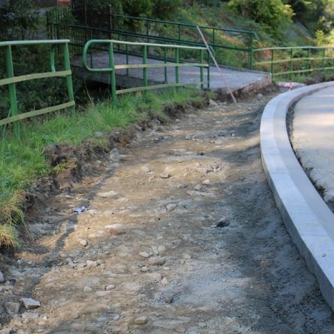 Rozpoczęły się prace związane z utwardzeniem pobocza drogi gminnej w miejscowości Mizerna