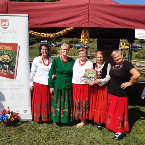 Delegacja KGW Huba i KGW Maniowy na Gminnych Dożynkach w Korzennej