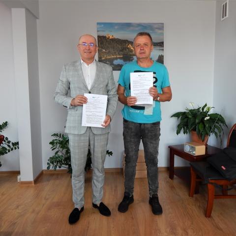 Podpisanie umowy - Bryniarski Jan. Projektowanie, nadzory budowlane