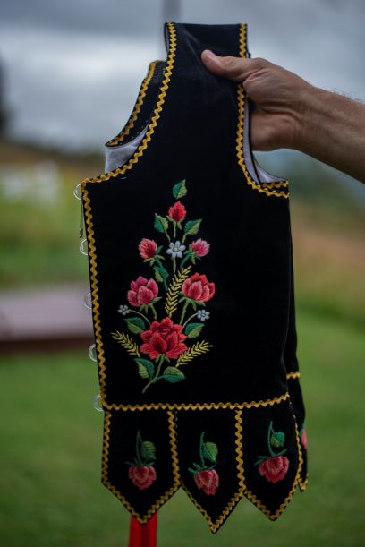 Pani Maria nie tylko haftuje. Lubi również malować, zwłaszcza pejzaże.jpg